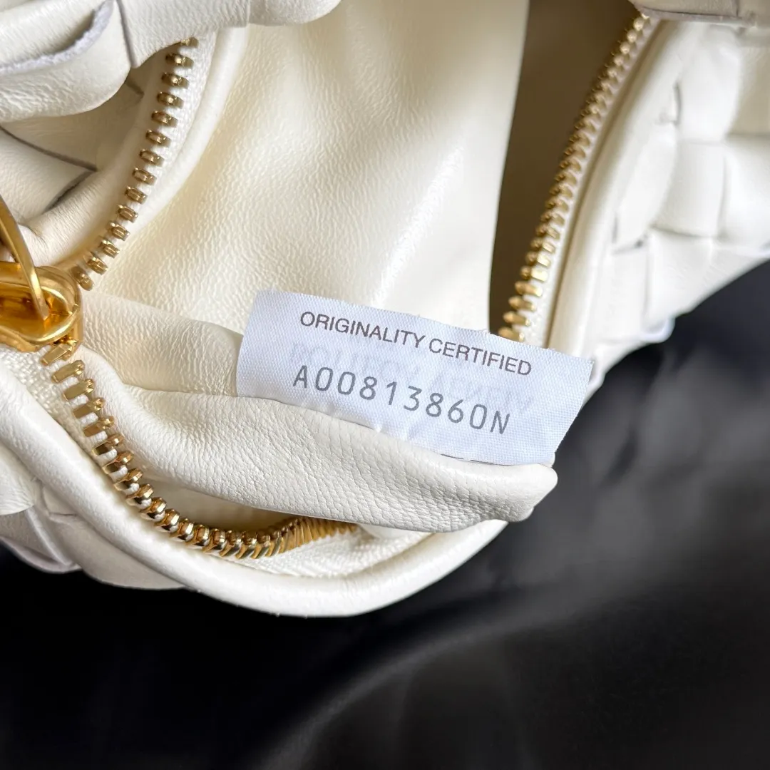 Batch 1120 Bottega veneta͙.——The latest woven knotted hobo🔥 The top-grade lambskin leather is very soft, the bag shape is unique, practical and durable. It retains the traditional woven elements while being a little more flamboyant ~ Made of hand-woven sheepskin, zipper opening and closing, curved seamless structure, effortless to match. Highly recommended⚠️⚠️⚠️ The highest-end in the market🌈 Welcome to compare [all shipped from the factory with a full set of packaging] size: 26x13x8.5cm.    Model: 651876